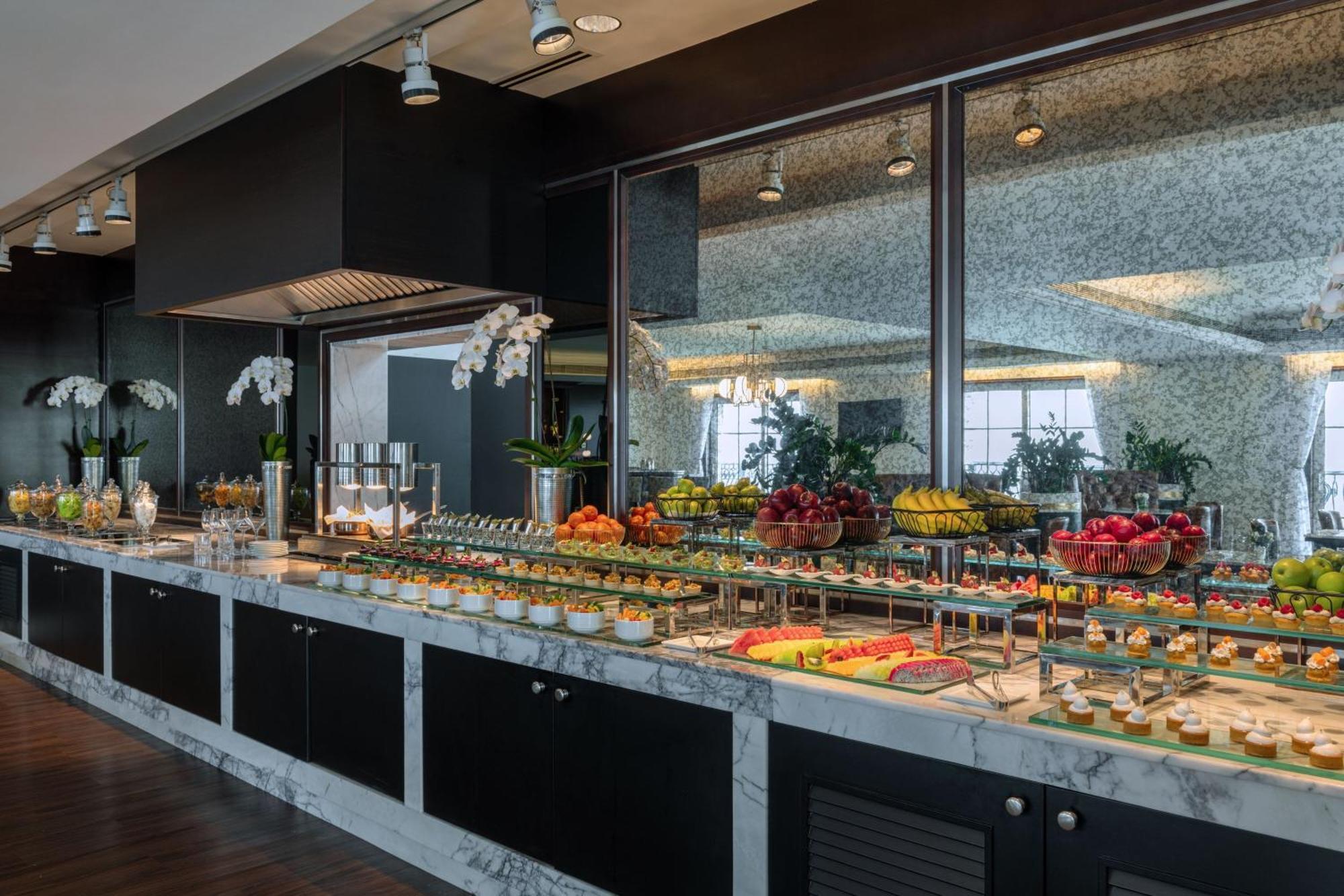 The Westin Dubai Mina Seyahi Beach Resort And Waterpark Luaran gambar A buffet at a hotel