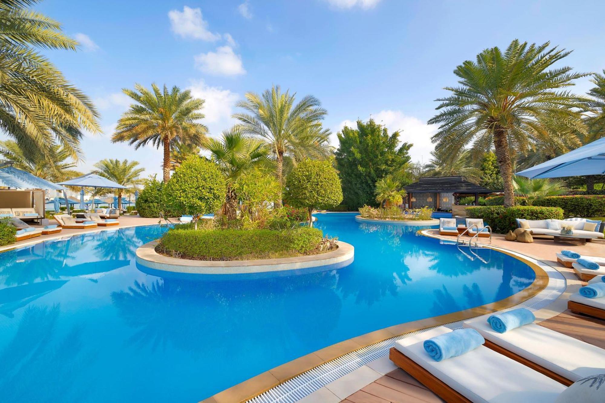 The Westin Dubai Mina Seyahi Beach Resort And Waterpark Luaran gambar The swimming pool at the resort