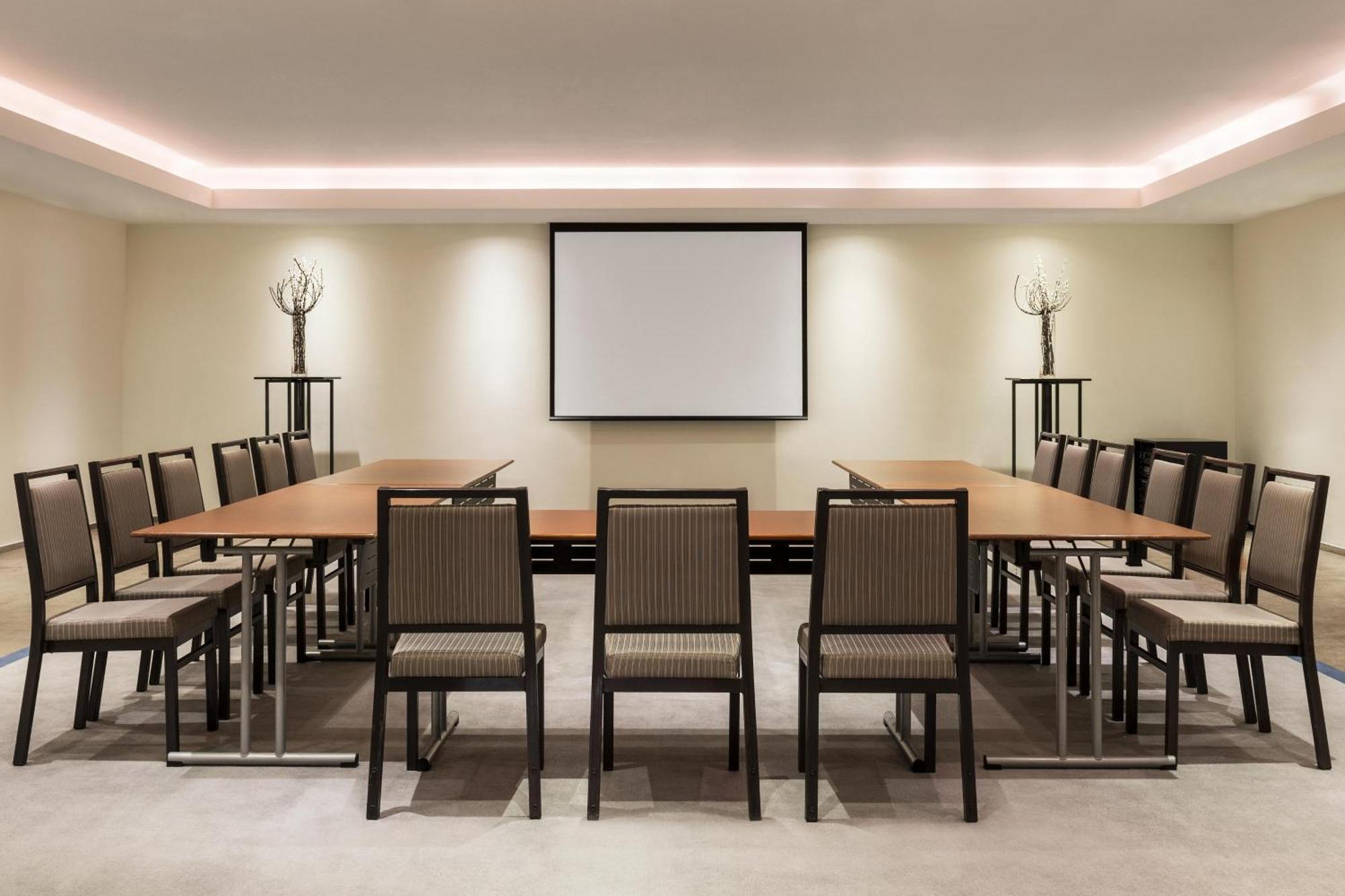 The Westin Dubai Mina Seyahi Beach Resort And Waterpark Luaran gambar A meeting room at the hotel
