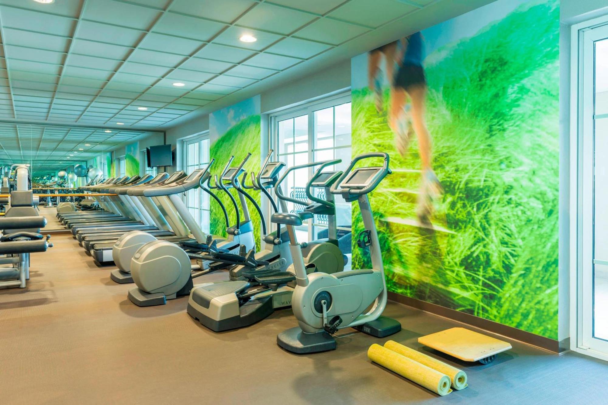The Westin Dubai Mina Seyahi Beach Resort And Waterpark Luaran gambar A gym in a hotel