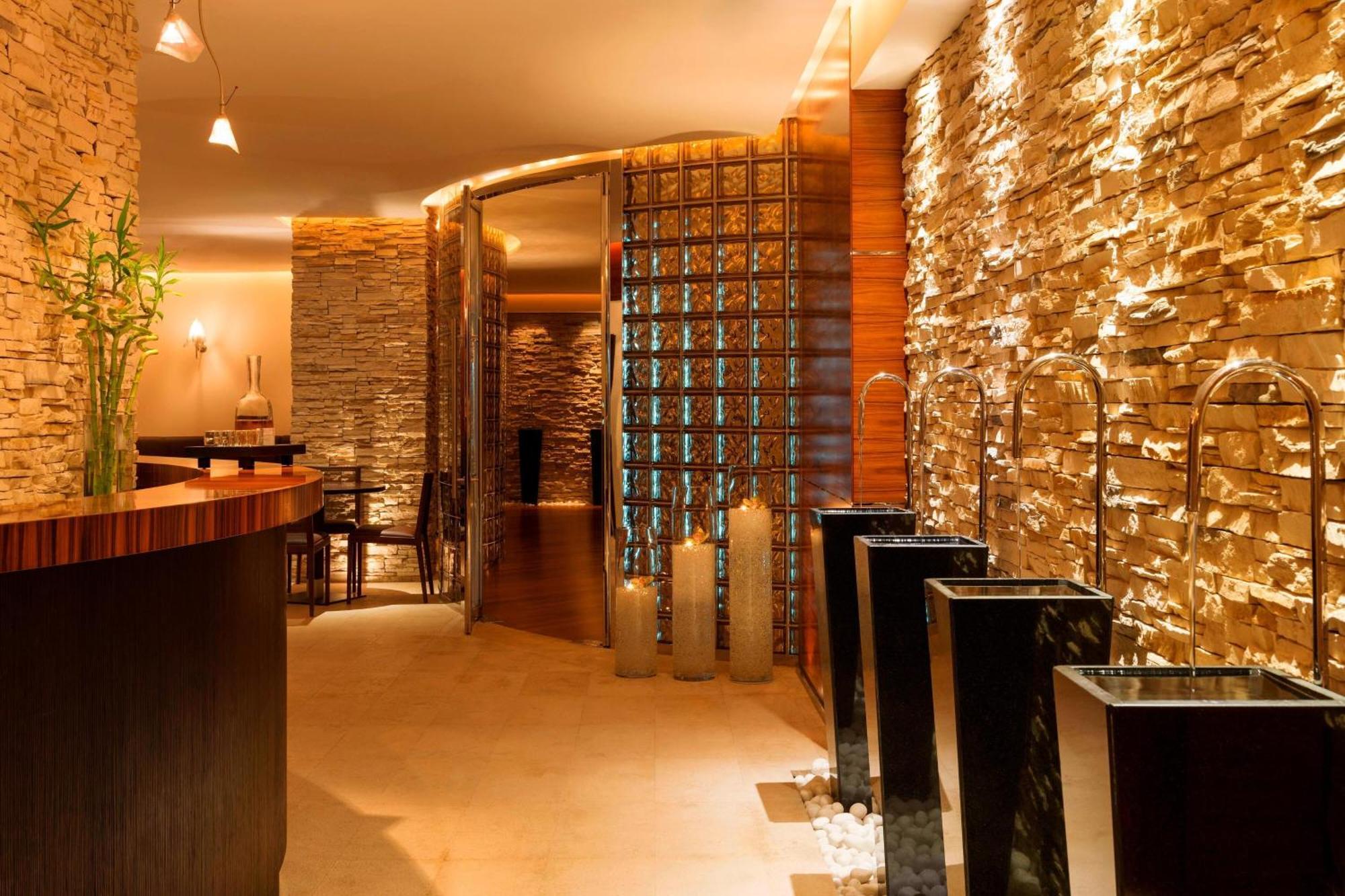 The Westin Dubai Mina Seyahi Beach Resort And Waterpark Luaran gambar The interior of the restaurant
