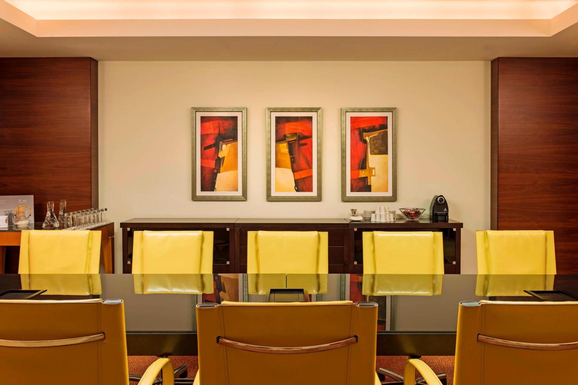 The Westin Dubai Mina Seyahi Beach Resort And Waterpark Luaran gambar A meeting room at the Westin Palace, Madrid