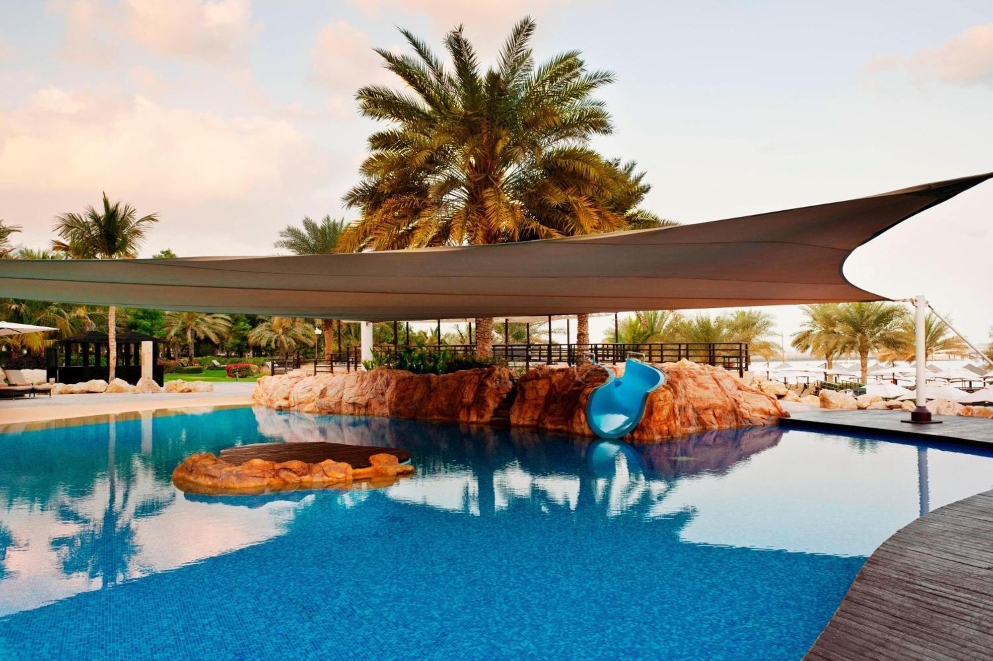The Westin Dubai Mina Seyahi Beach Resort And Waterpark Luaran gambar The swimming pool at the resort