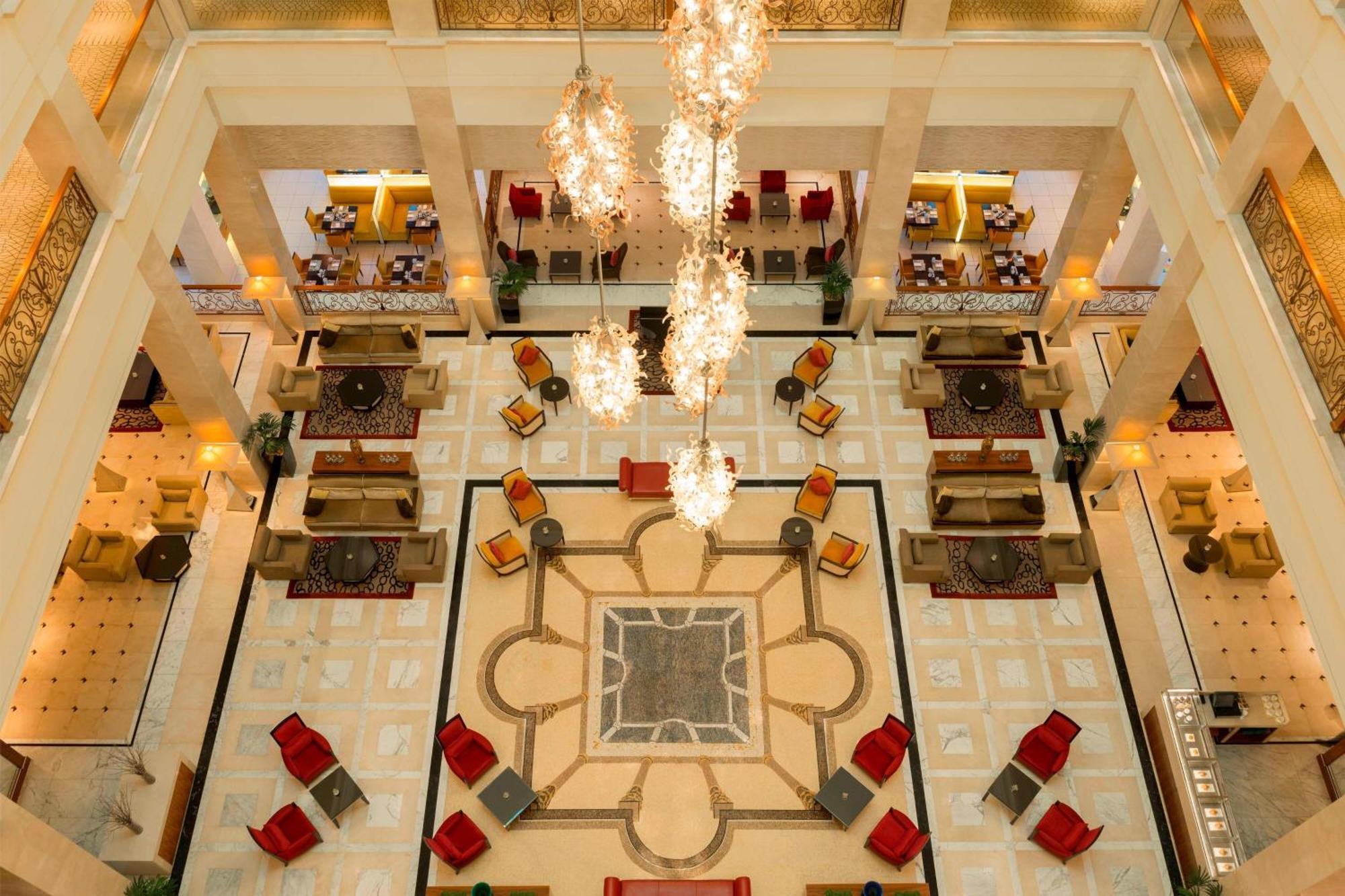 The Westin Dubai Mina Seyahi Beach Resort And Waterpark Luaran gambar The lobby of the Taj Mahal Palace