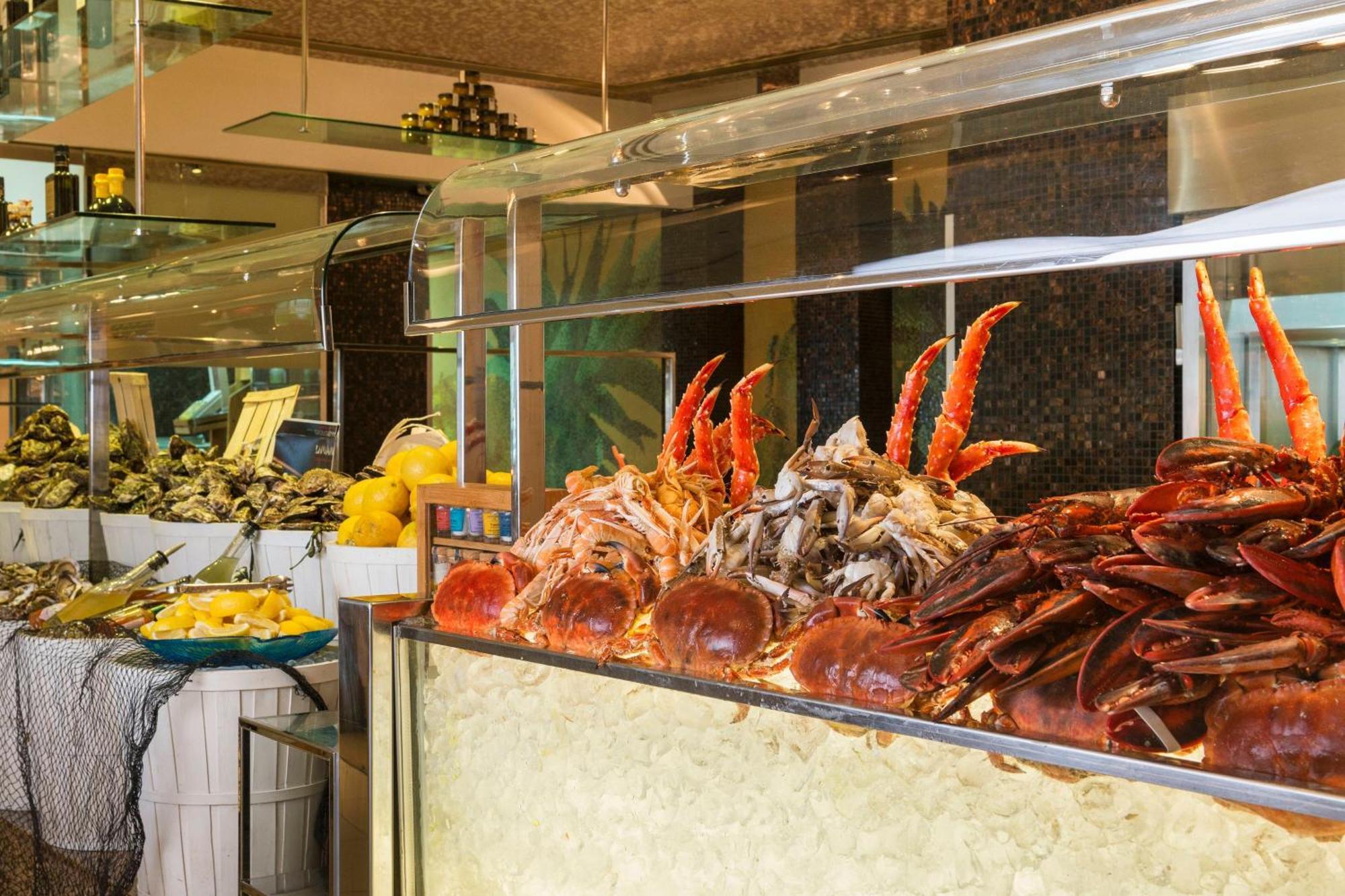 The Westin Dubai Mina Seyahi Beach Resort And Waterpark Luaran gambar Live mud crab at buffet